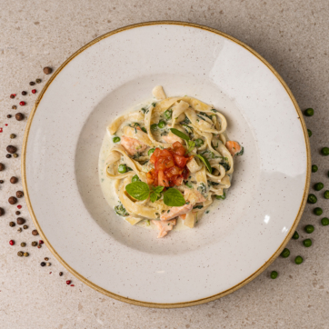 Тальятеле з лососем, шпинатом та зеленим горошком