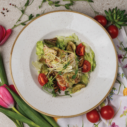 Весняний салат з грильованими цукіні, куркою, томатами чері під огірковим соусом